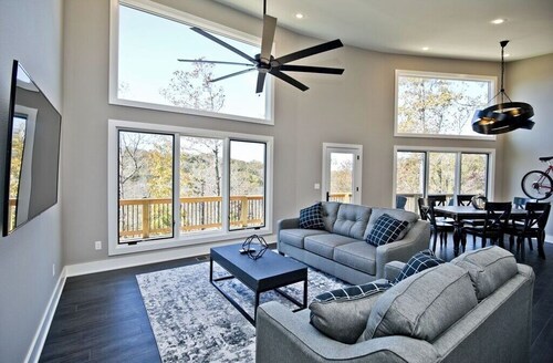 Back 40 ENTRANCE in backyard! 15 minutes to entertainment.