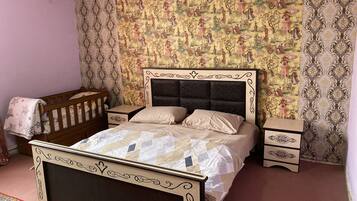 4 Schlafzimmer, Schreibtisch, Bügeleisen/Bügelbrett, kostenloses WLAN