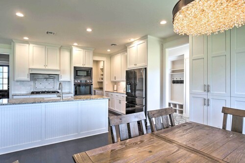 Spacious Texas Getaway w/ Fire Pit & Pond!