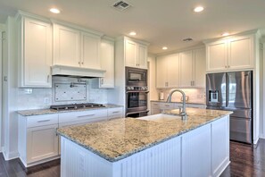 Frigorifero, microonde, piano cottura, lavastoviglie