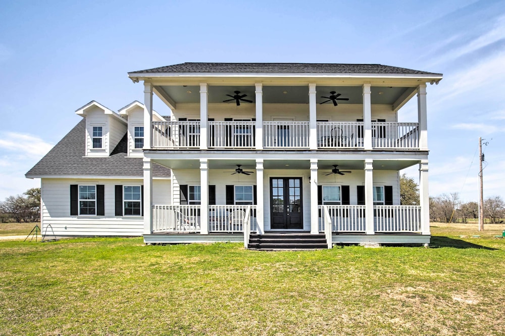 Spacious Texas Getaway w/ Fire Pit & Pond!