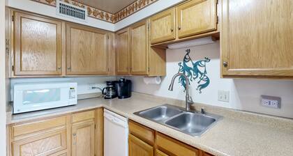 Northside Hideaway with Mountain Views & Air-Conditioning | Minutes to Plaza