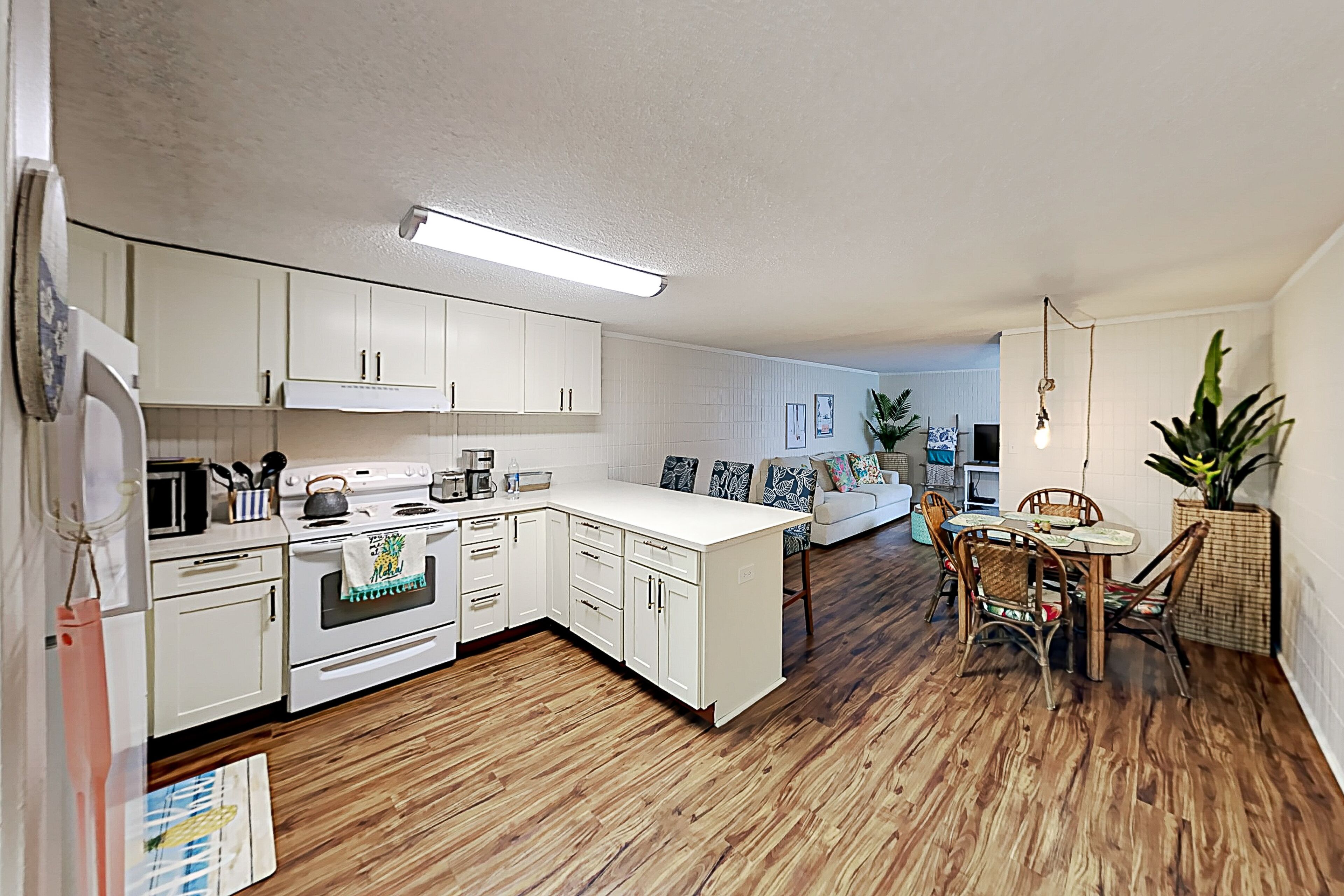 Oceanfront pool paradise steps to beach with gym & elevator - close to dining