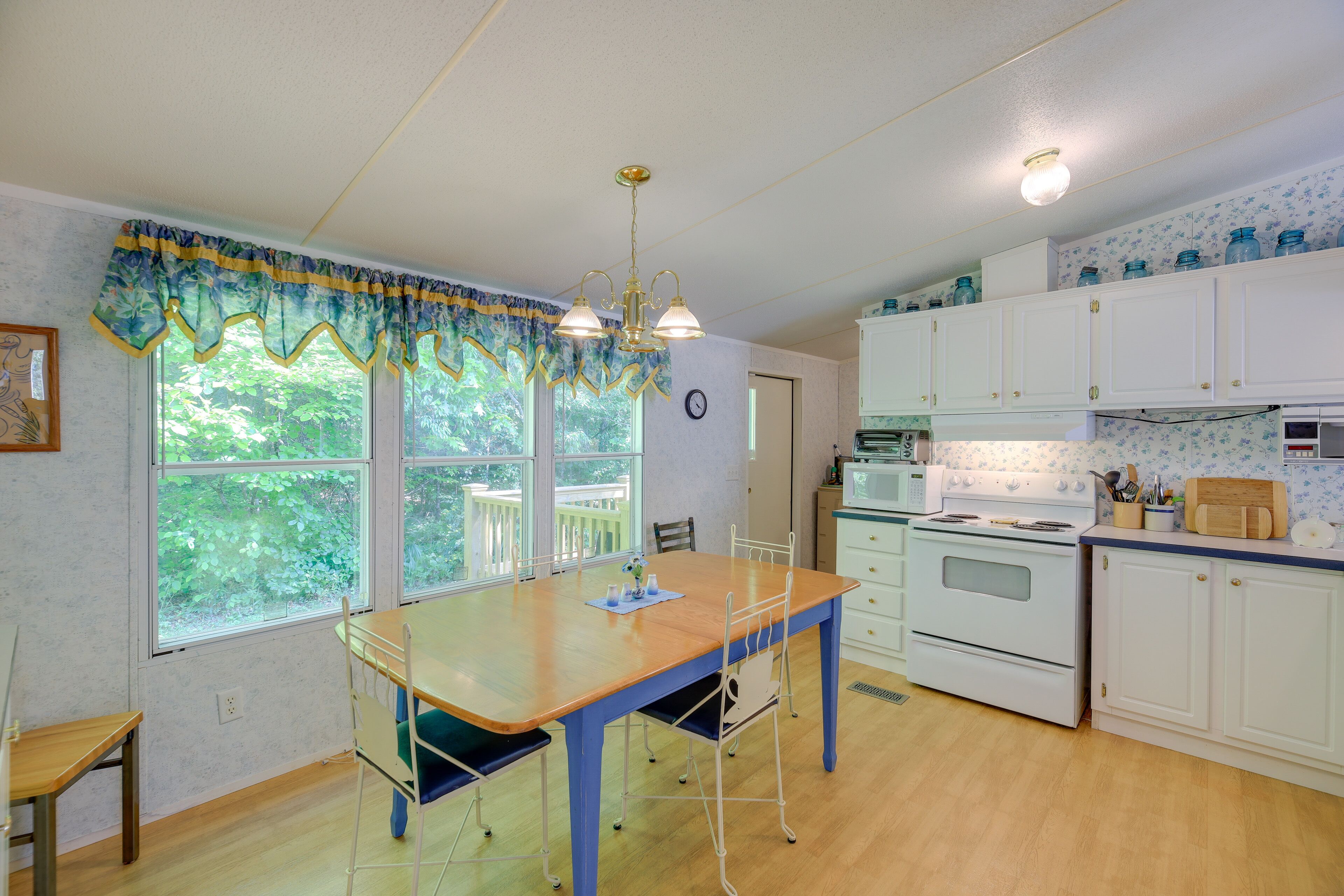 Serene Home: 2 Decks, 3 Mi to Blue Ridge Pkwy