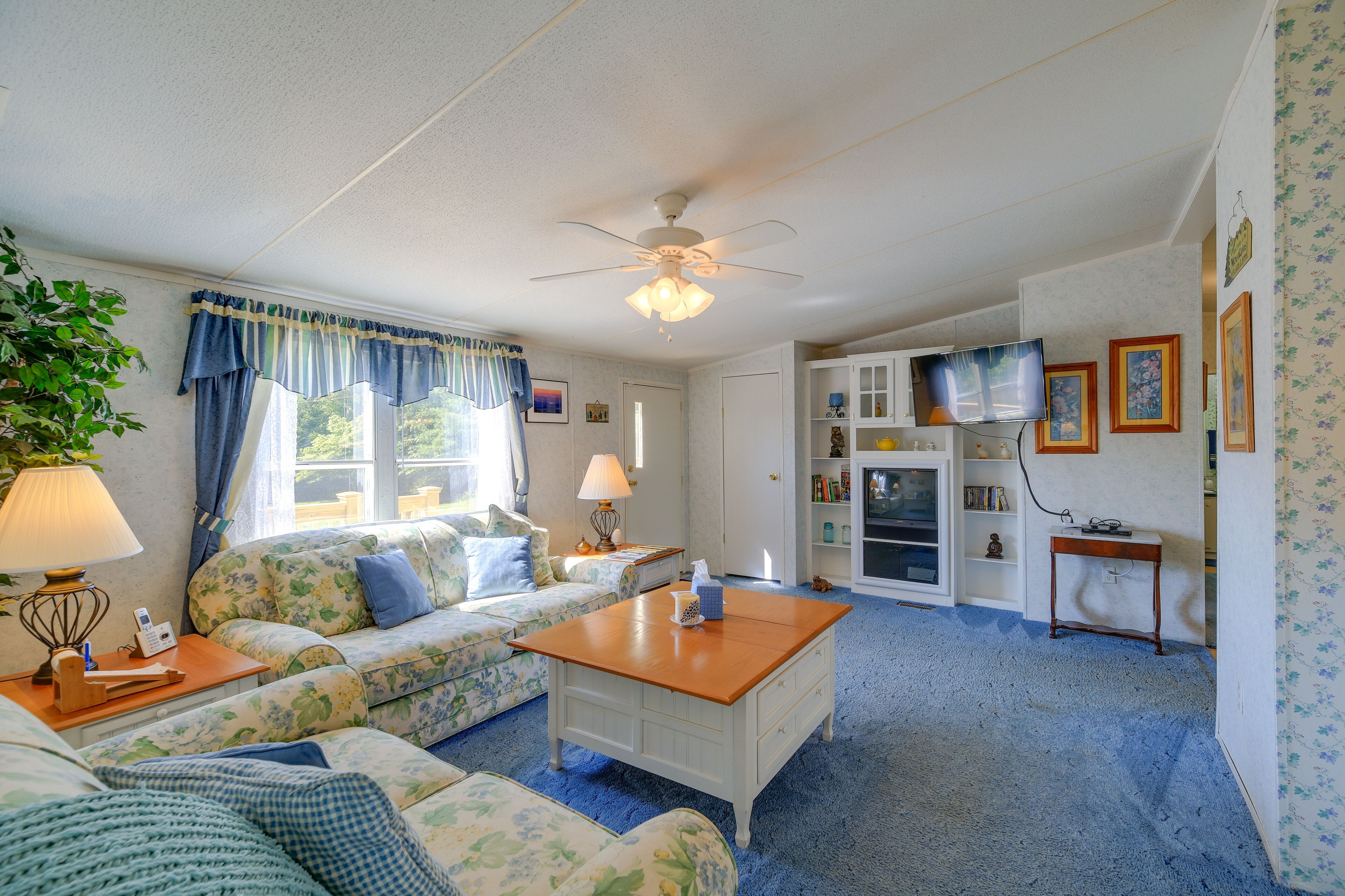 Serene Home: 2 Decks, 3 Mi to Blue Ridge Pkwy