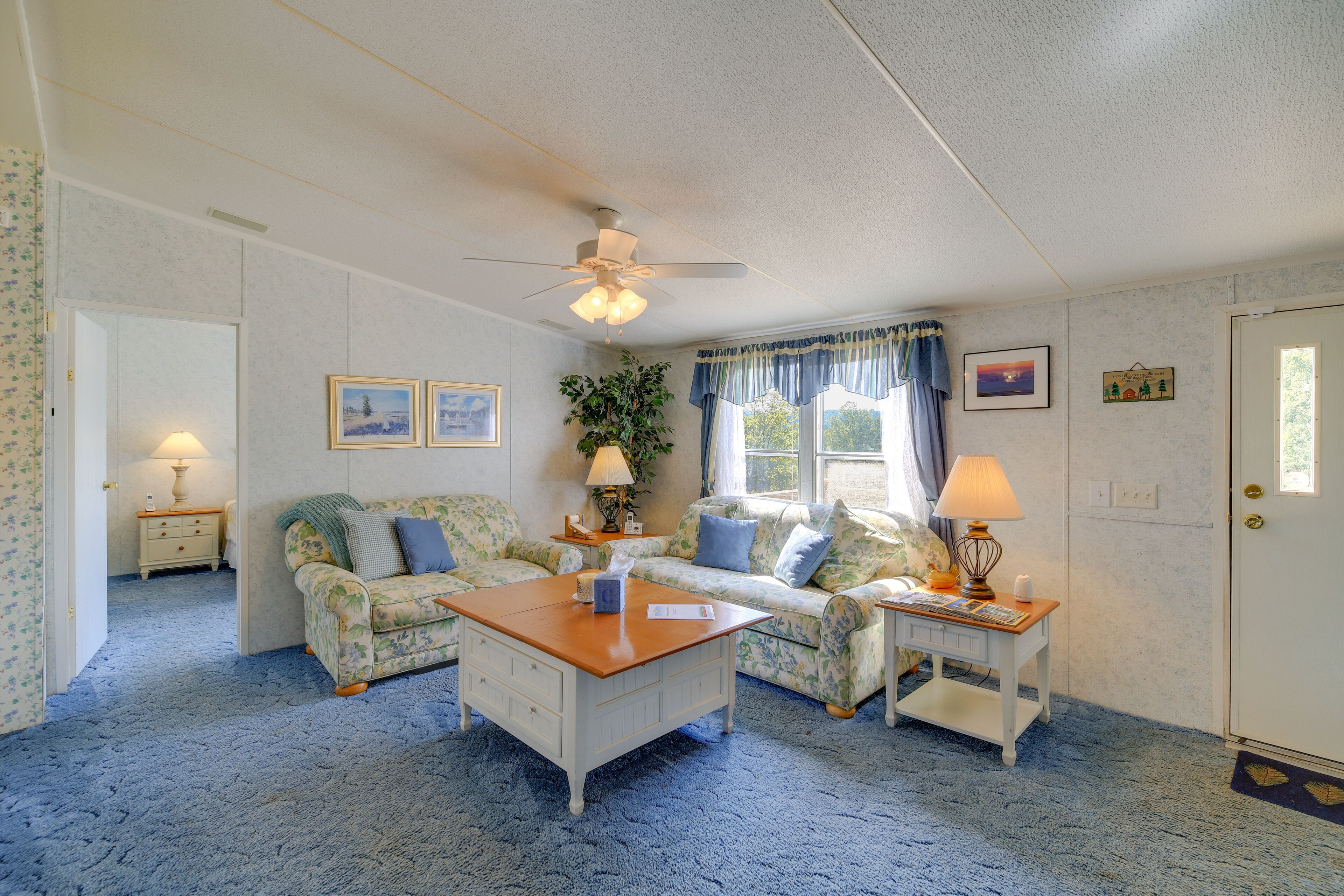 Serene Home: 2 Decks, 3 Mi to Blue Ridge Pkwy