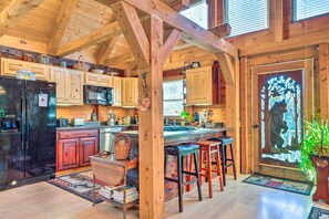 Fridge, microwave, stovetop, dishwasher - West Danville Cabin: Day Trip to Stowe Mtn! (West Danville)