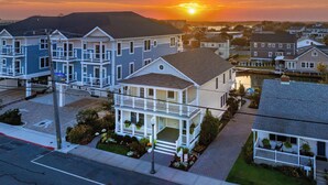 A residential area with houses featuring front porches and a waterfront view. - Dock Access: Waterfront Ocean City Home Near Beach (Ocean City)