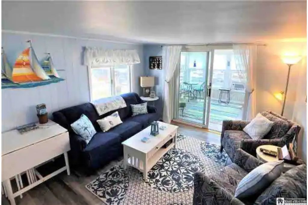 Cozy 2 Bedroom Canal Front Cottage With Private Dock