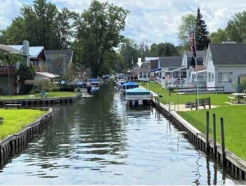 Cozy 2 Bedroom Canal Front Cottage With Private Dock