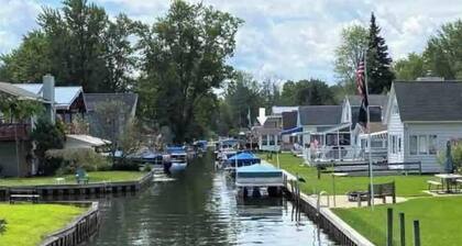 Cozy 2 Bedroom Canal Front Cottage With Private Dock