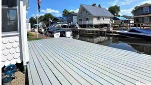 Un muelle con barcos, una casa y una bandera.