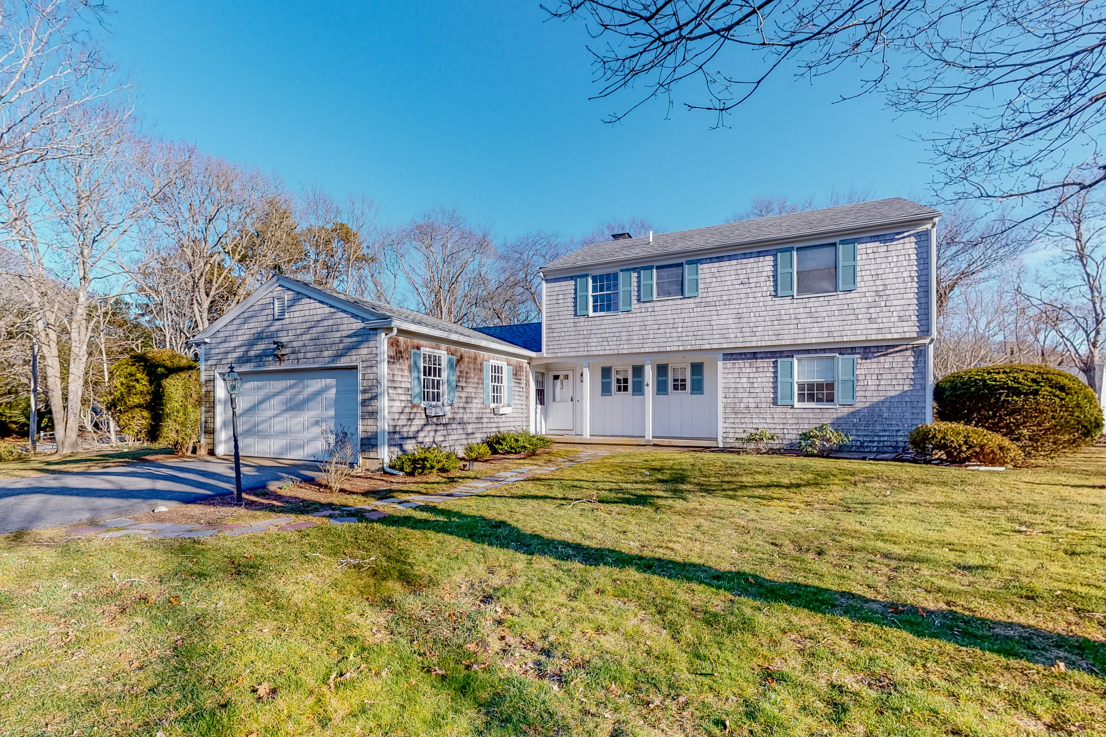 Home with fast Wifi, pond access, gas grill, W/D - close to beach