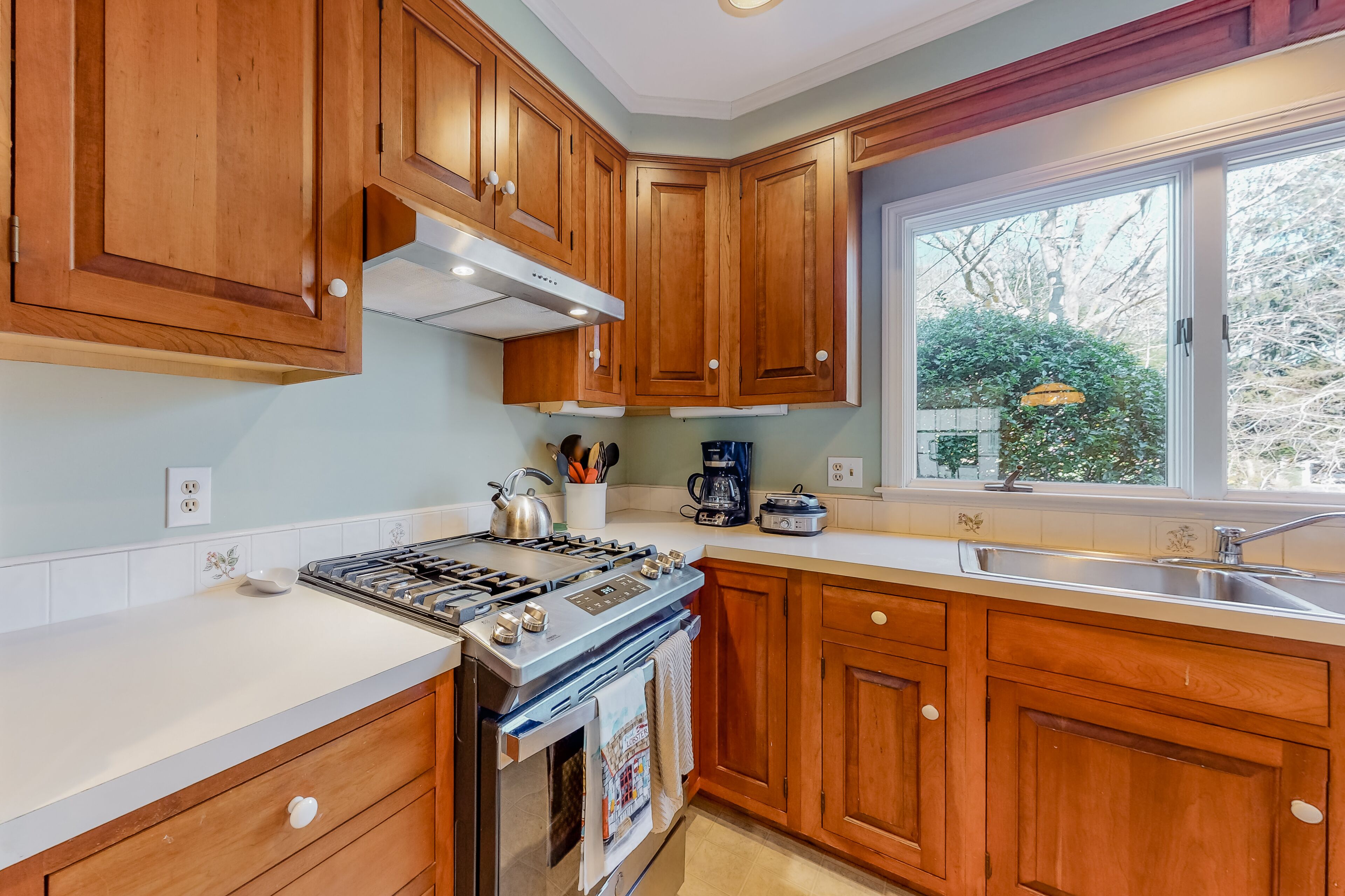 Home with fast Wifi, pond access, gas grill, W/D - close to beach