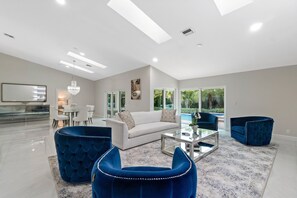 TV - BY THE SEA VACATION VILLAS 5 STAR AZUL 3/2 PRIVATE POOL WALK TO BEACH (Fort Lauderdale)