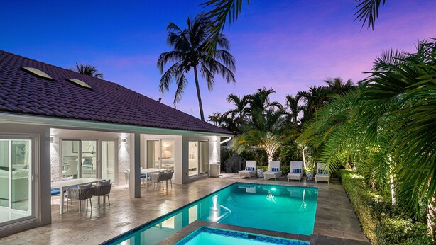 A swimming pool with a tiled deck, a covered patio with outdoor seating, and palm trees. - BY THE SEA VACATION VILLAS 5 STAR AZUL 3/2 PRIVATE POOL WALK TO BEACH (Fort Lauderdale)