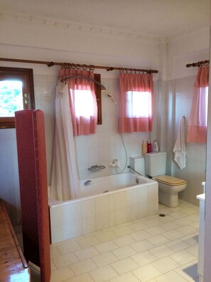 Combined shower/tub, hair dryer, towels, soap