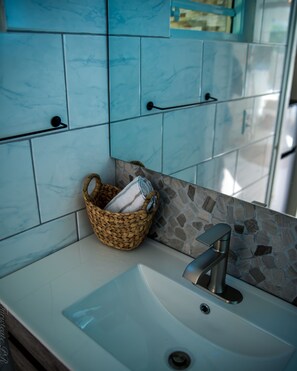 Regadera, toallas, jabón, papel de baño