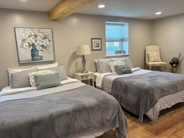 4 bedrooms, iron/ironing board, WiFi, bed sheets
