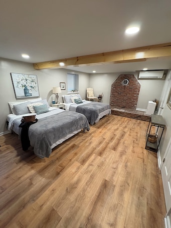 4 bedrooms, iron/ironing board, WiFi, bed sheets. Nashville’s Mill Creek Cottage Nolensville, TN