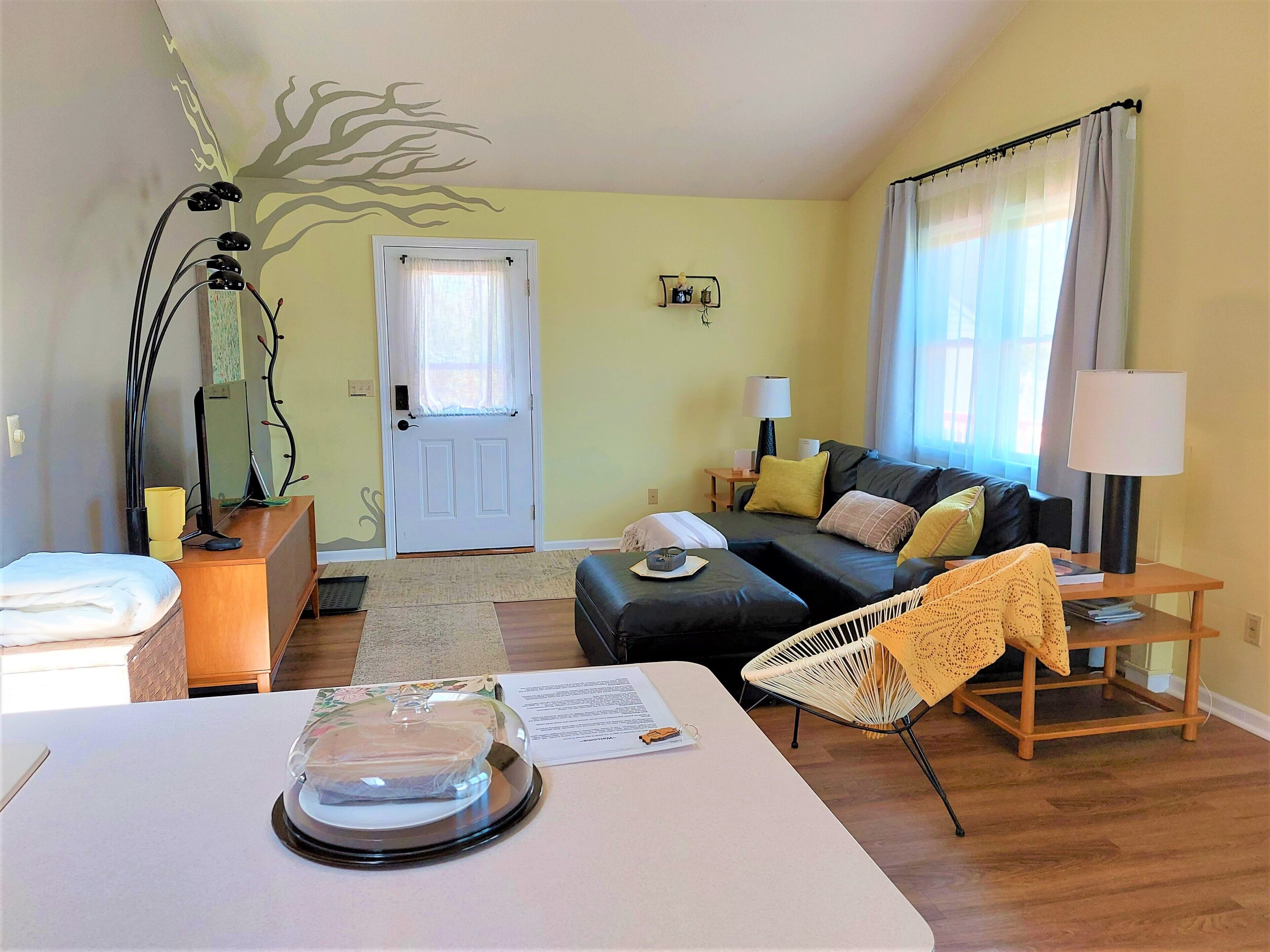 Clean & Serene Guest Suite/Apt 7 miles to downtown and stadium