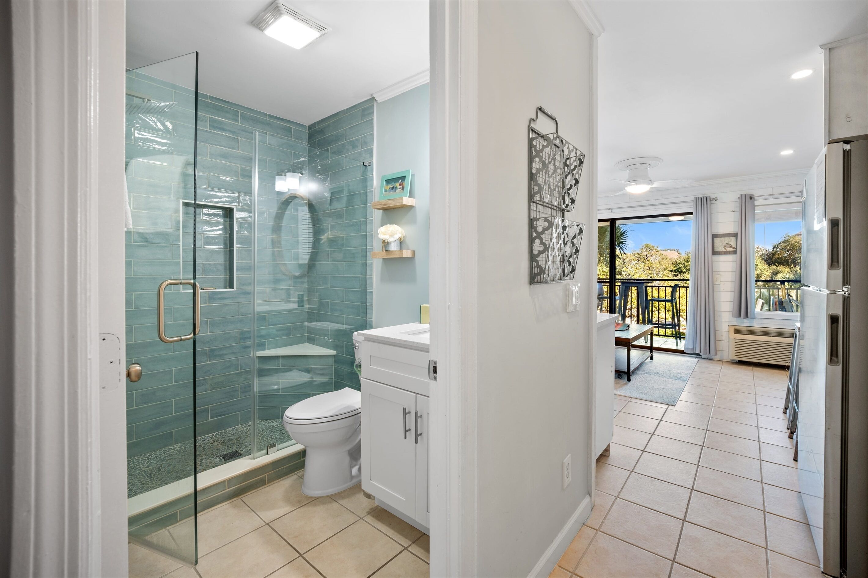 Combined shower/tub, hair dryer, towels