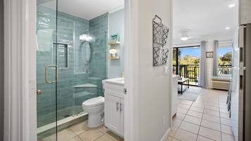 Combined shower/tub, hair dryer, towels