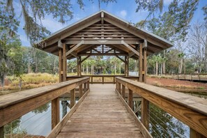 Property grounds - Oceanfront Condo - Rare King Bed + Bikes & Walk to Coligny (Hilton Head Island)