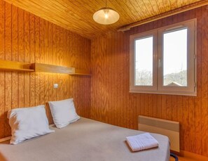 1 bedroom, travel cot, free WiFi