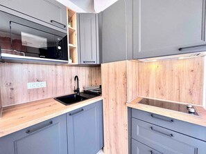 Frigorifero, microonde, forno, piano cottura