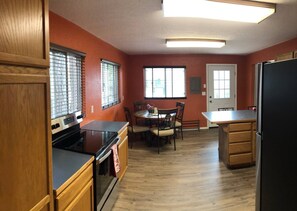 Fridge, microwave, oven, stovetop - Guest House with Grand Views of Pend Oreille Lake and the surrounding Mountains. (Bayview)