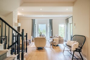 Smart-TV, Kamin, Bücher