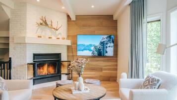 TV connectée, cheminée, livres