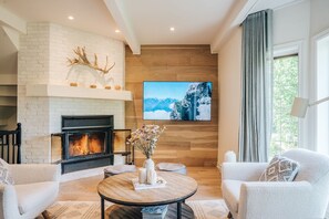 Smart-TV, Kamin, Bücher