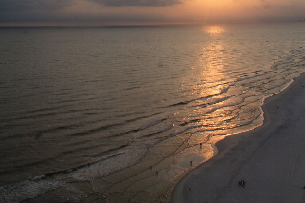 **PENTHOUSE UNIT**BEACH CHAIRS INCLUDED**GULF FRONT