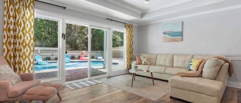 Téléviseur connecté, table de ping-pong, chaßne audio