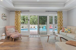 Smart TV, ping pong - Luxury Bayou Experience with Pool and Outdoor Kitchen (Ocean Springs)