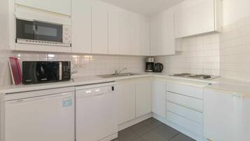 Een microgolfoven, een oven, een vaatwasser, een broodrooster