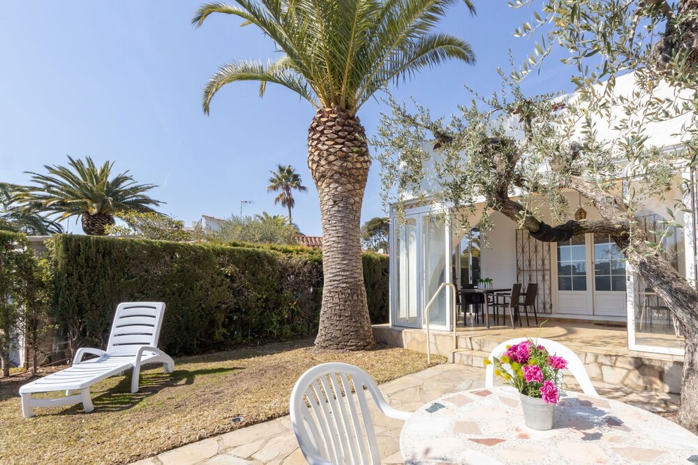 Stunning private villa for 6 people with hot tub, A/C, WIFI, TV and patio