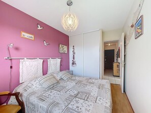 1 bedroom, travel cot, WiFi, bed sheets - Nice apartment for 4 people with WIFI, TV and balcony (Royan)