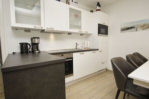 Wasserkocher mit Kaffee-/Teezubehör, Kühlschrank, Mikrowelle, Ofen