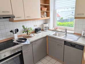 Kjøleskap, ovn, kokeplater og oppvaskmaskin