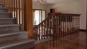 A staircase with wooden balusters leading to a landing area with a table and chairs. - Wonderful private villa for 7 guests with WIFI, private pool, TV, terrace and pets allowed (Anghiari)