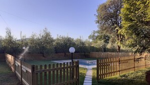 A fenced outdoor area with a pathway leading to a pool. - Wonderful private villa for 7 guests with WIFI, private pool, TV, terrace and pets allowed (Anghiari)
