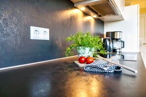 Kjøleskap, mikrobølgeovn, ovn og kokeplater