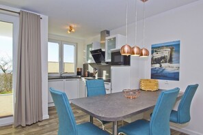 Dining - With sea view and terrace, use of swimming pool and sauna - Sea view apartment 62 - (Göhren)