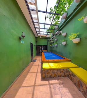 Indoor pool - Hostal Seven Nights Cartagena - Hostel (Cartagena)