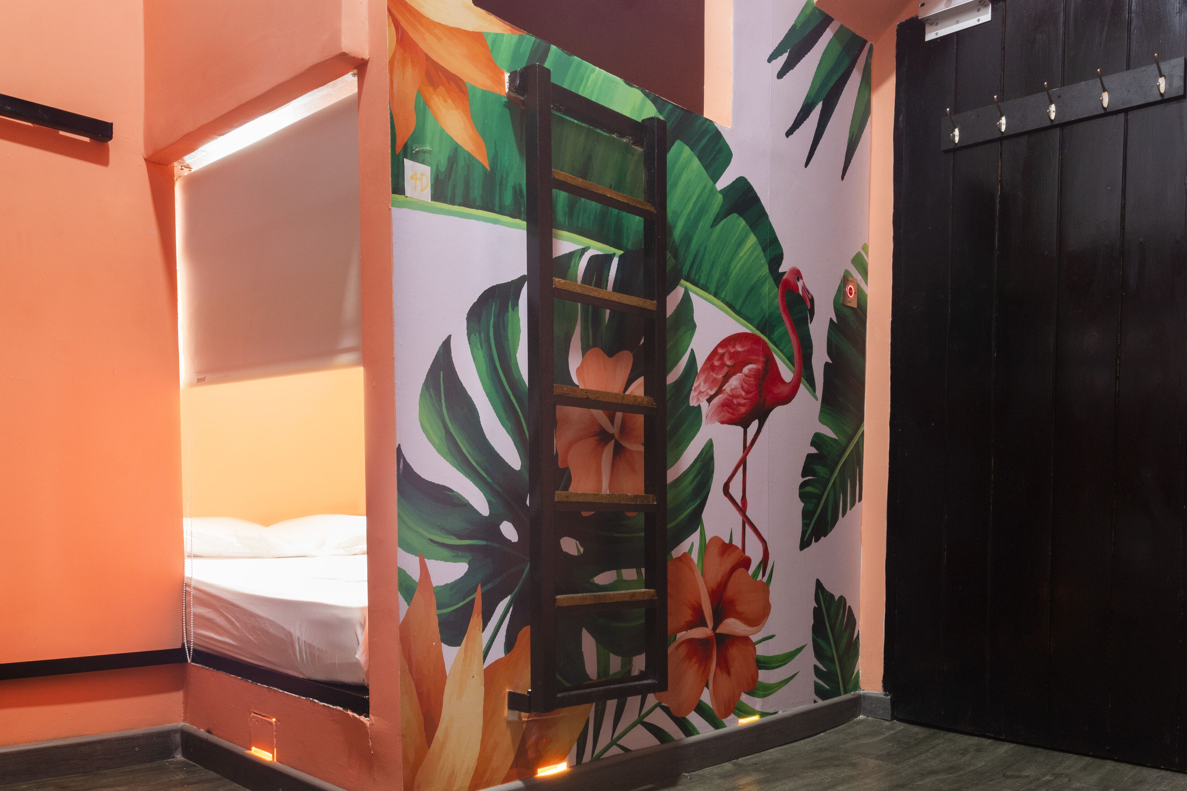 Quarto com cama, escada e porta.