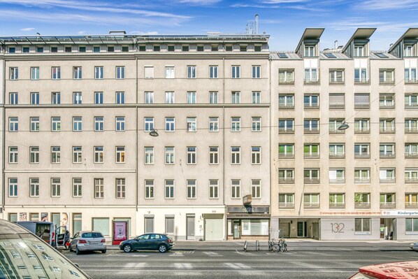 Exterior - Luxe Margareten 2BR w/ Elevator near Matzleinsdorferplatz, by Blueground (Vienna)