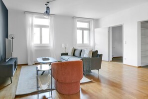 TV, stereo - Luxe Margareten 2BR w/ Elevator near Matzleinsdorferplatz, by Blueground (Vienna)